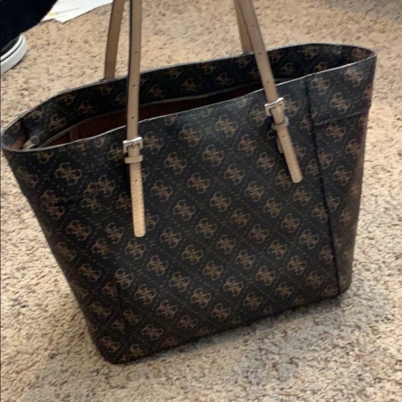 Guess purse - Picture 2 of 3